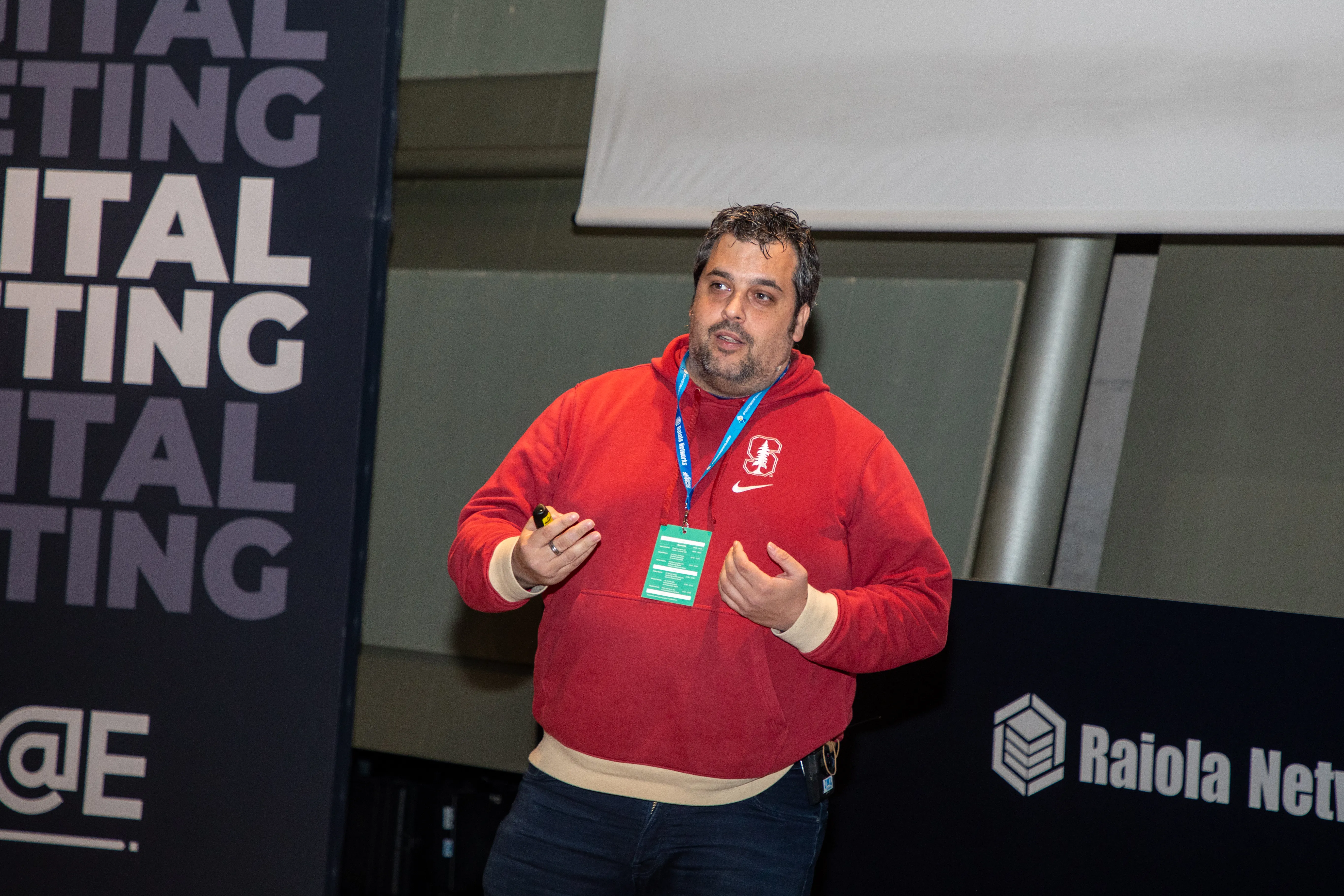 Javi Lázaro exponiendo en ENAE